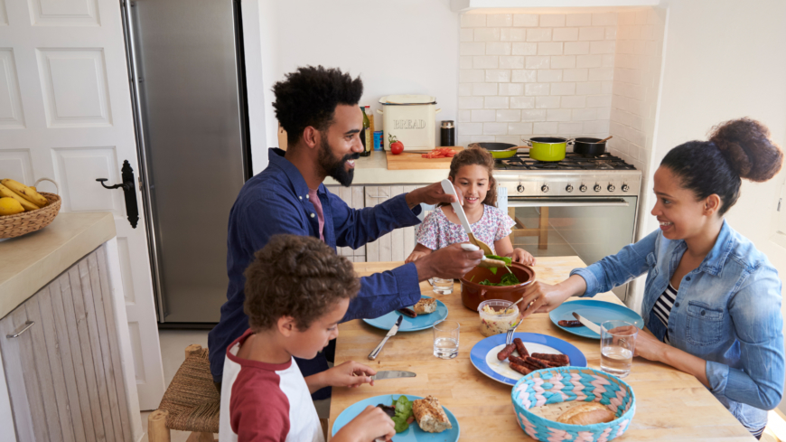 Tonåringar och unga vuxna som äter tillsammans med sin familj får sundare matvanor, visar studien från Kanada. Foto: Shutterstock